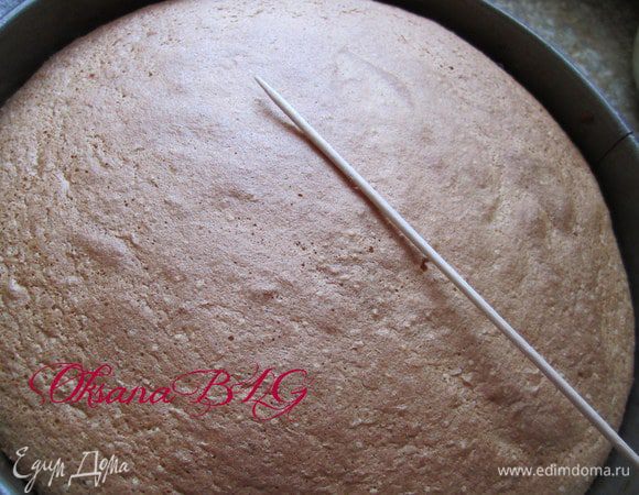 Выпекать в духовке 20-25 минут, готовность проверить деревянной шпажкой, она должна быть сухой.