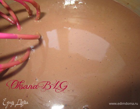 Добавить сгущенное молоко и варенное сгущенное молоко. Все хорошо перемешать.