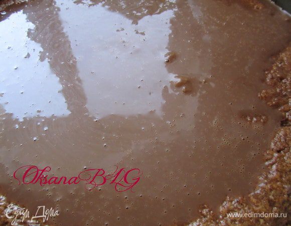 Бисквиту дать немного остыть, затем поставить в холодильник на 5-8 часов. 