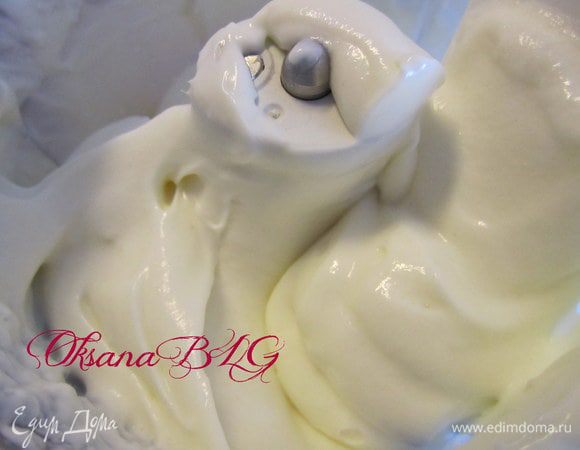 Приготовить крем. Для крема лучше использовать творожный сыр мягкой текстуры. Если же у вас домашний творог ( как у меня) его нужно взбить с сахаром в блендере. Затем добавить сметану и еще раз все хорошо взбить. Сметану можно заменить на жирные сливки.