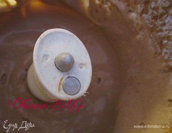 По желанию, крем разделить на две части, одна больше, вторая меньше. В меньшую часть добавить какао.