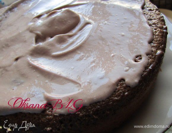 Нанести крем с какао на бисквит.