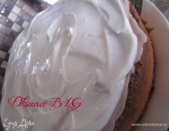 Затем нанести белый крем.