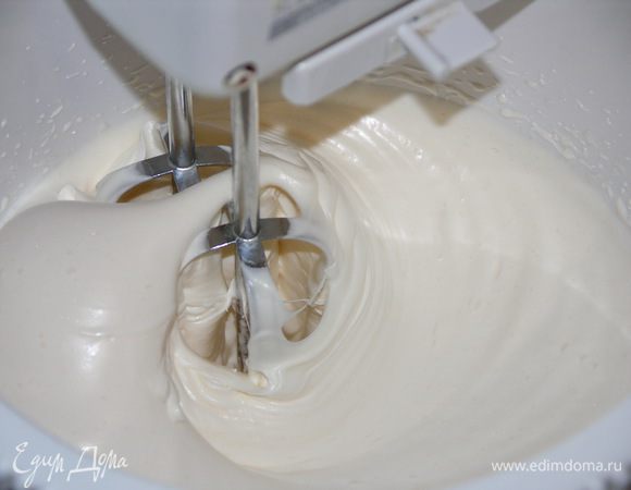 А также тщательно приготовленный бисквит.Тут вроде бы ничего сложного,но сама много раз убеждалась...чуть небрежности и бисквит уже не тот.И так:Тщательно и долго 7-10 мин взбиваем яйца миксером на самых высоких оборотах, постепенно всыпая сахар.Масса должна увеличиться примерно в 3 раза.