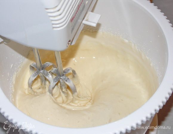Приготовим муку смешанную с разрыхлителем.Сметану и кокосовую стружку с ванильным сахаром.После достижения нужной пышности переключаем миксер на минимальные обороты.Добавляем сметану буквально за 2-3 оборота чаши.Следом муку(опять пару оборотов) и кокосовую стружку.Масса не должна опасть.