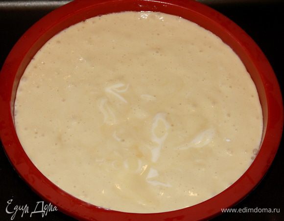 Перекладываем тесто в смазанную форму(у меня силиконовая 20см в диаметре)