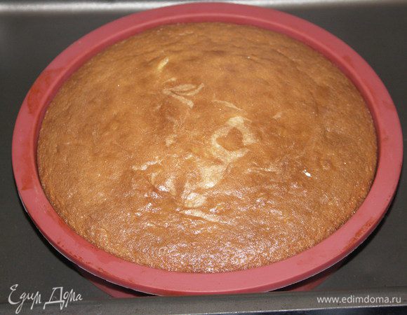 Выпекаем в разогретой до 180С духовке около 25 мин.Готовность проверяем тонкой деревянной палочкой(раньше чем через 15мин духовку не открывать.Готовый корж остужаем в форме.