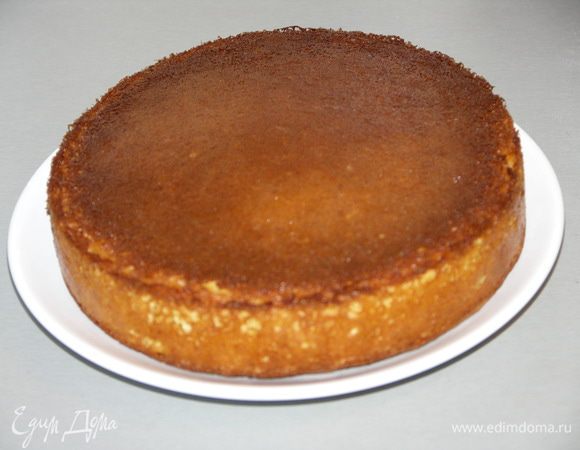 Я всегда стараюсь испечь бисквит для торта накануне.(Вечером бисквит печём,утром пропитываем и промазываем и через несколько часов можно кушать)Вкус у отстоявшегося бисквита качественно отличается. 