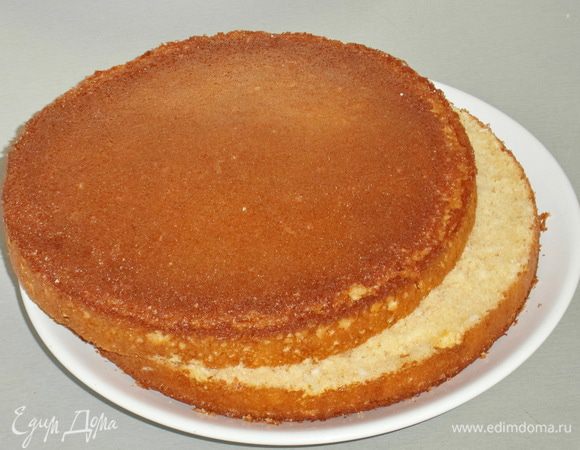 Бисквит разрежем острым,длинным и с тонким лезвием ножом на 2 части.