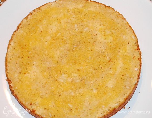 Пропитываем коржи.