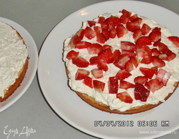 Густо промазываем кремом.На нижний корж выкладываем порезанную(вымытую и просушенную)клубнику.