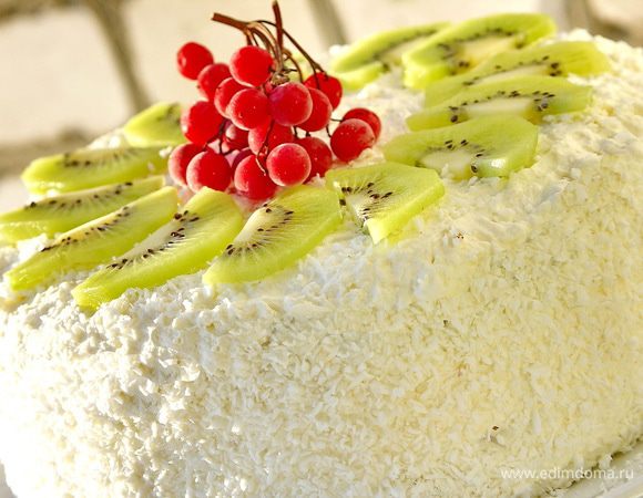 Уже перед самой подачей торта к столу украсить его киви или другими фруктами.