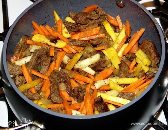 Овощи режем соломкой крупной.Сначала добавляем лук.Следом морковь,репу и сельдерей.Овощи тоже должны слегка обжариться до румяности.