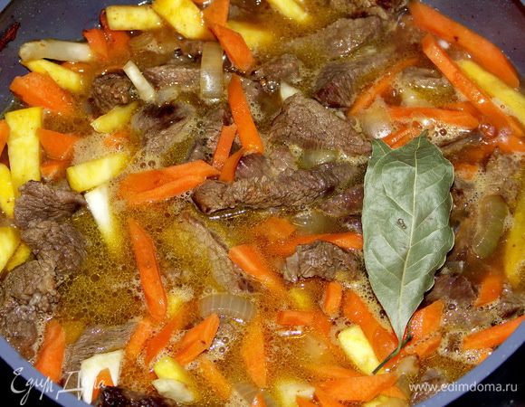 После чего солим мясо,добавляем пряности,заливаем кипятком и тушим под крышкой до готовности.Примерно час-полтора.