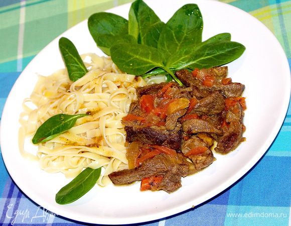 После того как мясо стало мягким и нежным вытащим лавровый лист,приготовим гарнир и с удовольствием поужинаем:))Приятного аппетита!:)