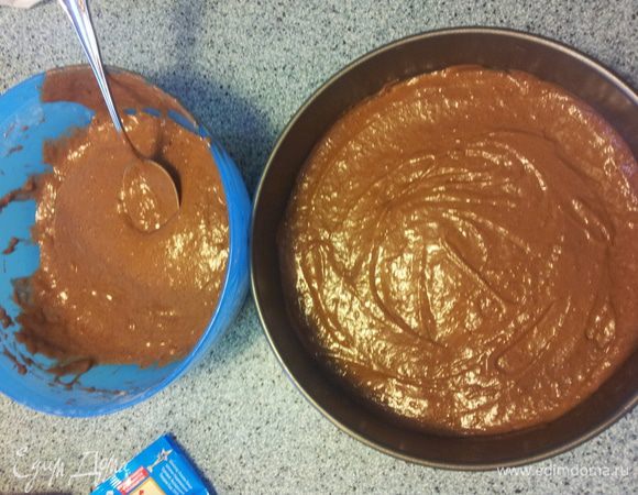 Теперь в форму (застеленную пергаментом) выкладываем половину теста и ставим в духовку на 10 минут, так же проделываем со второй половиной теста. Думаю можно и всё сразу положить, а потом разрезать на две части. Просто мне так было легче.