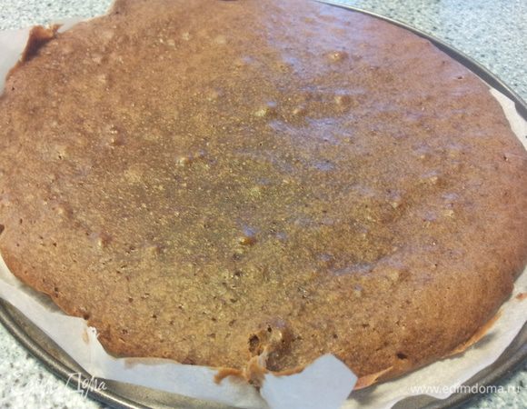 Пока коржи остывают нужно сделать крем. Взбиваем сливки до густоты. Добавляем разведеный кофе в воде и взбиваем еще раз.

