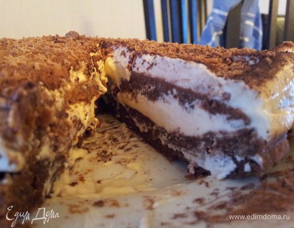 кладём второй корж и смазываем сливками, что остались. Посыпаем какао и тёртым шоколадом)Лучше есть сразу пока сливки такие нежные. После того как торт постоял ночь в холодильнике он потерял свой шарм и вкус. 
Всем приятного чаепития!)