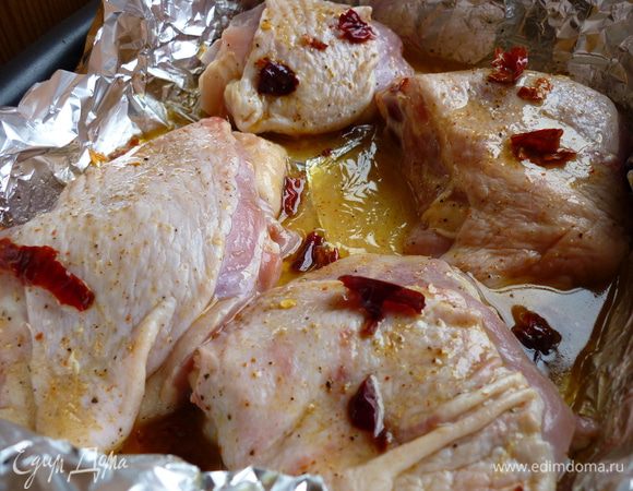 Если используете целую курицу: разрезать со стороны грудки, разложить на алюминиевой фольге. Сок 1 лимона смешать с оливковым маслом, посолить, поперчить, добавить измельченные перчики чили, тонко нарезанные листики шалфея. Курицу натереть маринадом с обеих сторон, оставить на фольге на 2 часа.