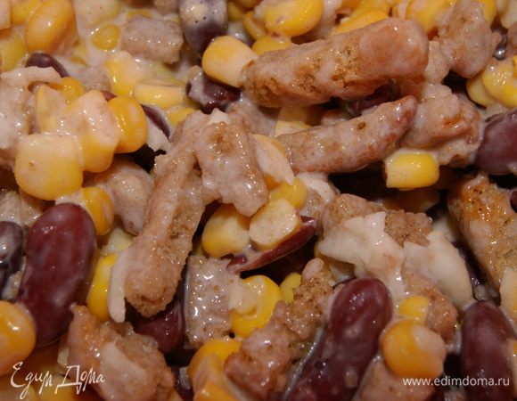 В емкость всыпать кукурузу,фасоль,немного измельчить сухарики,добавить измельченный чеснок, перемешать и заправить майонезом. Не забудьте слить воду из банок с кукурузой и фасолью! Те, кто постится, могут заправить салат оливковым маслом.Приятного аппетита! 