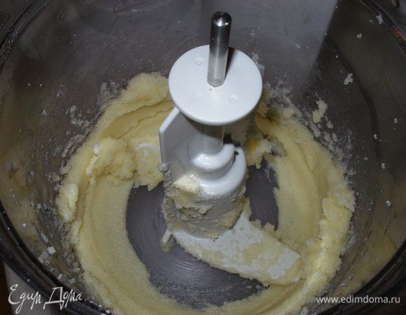 Сахар смешивать с маслом в течение нескольких минут, чтобы масса получилась как можно более воздушной.