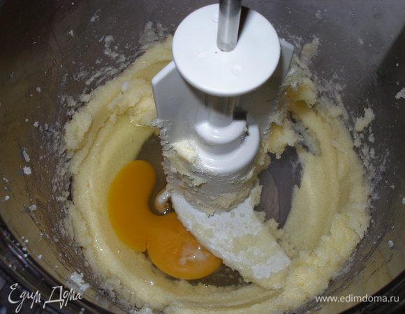 Добавить яйцо к маслу и сахару. 