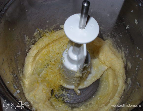 Добавить лимонную цедру, перемешать. Добавить муку, хорошо перемешать.