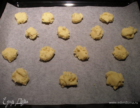 Выкладывать ложкой для мороженого (или просто ложкой) на противень, застеленный пергаментом. Обсыпать печенье сахаром. Выпекать 7мин. при 180С.