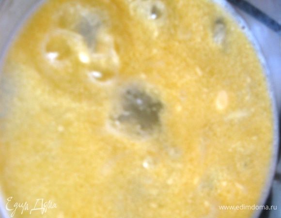 Воду с щепоткой соли доводим до кипения на среднем огне. Кладем масло, и ждем, пока оно растает. 