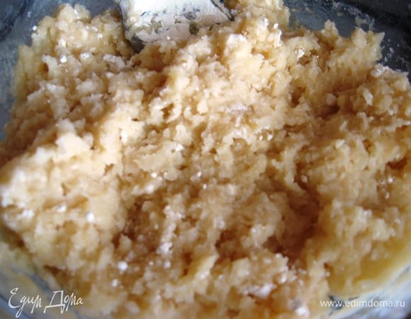 Добавляем просеянную муку, завариваем тесто в течении пары минут и выключаем плиту. Даем тесту немного остыть. 