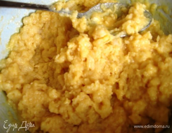 По одному вводим яйца и хорошенько взбиваем тесто после каждого.