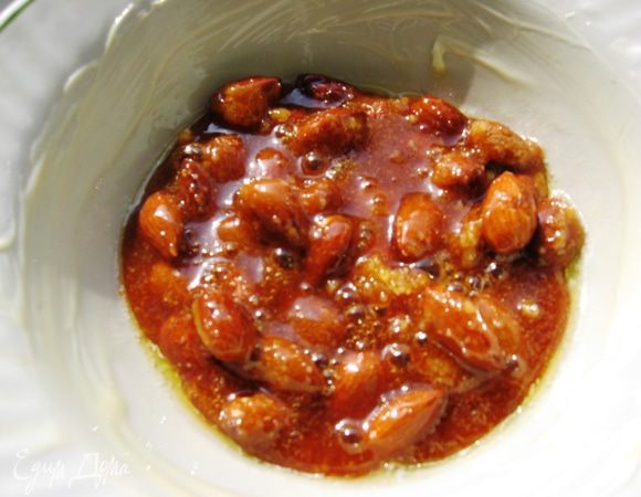 Пралине. Орехи поджариваем в духовке до золотистого цвета. Кладем в посуду с толстым дном орехи и сахар. И ждем, пока сахар превратится в карамель.  Горячую, липкую смесь выкладываем на смазанный маслом тарелку или противень. Даем остыть. Образуется твердый стекловидный комок. 