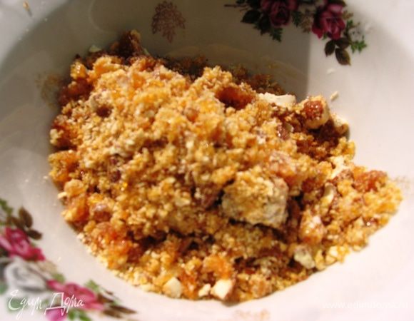 Дробим в ступке. Пропускаем несколько раз через мясорубку или просто измельчаем в блендере.  Можно положить в герметическую банку и использовать по мере надобности. А можно использовать сразу после приготовления.