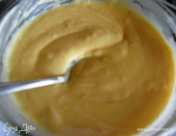 Подогреваем молоко. Ставим на медленный огонь нашу желточно-мучную массу и постепенно вводим теплое молоко. ПОСТОЯННО ПОМЕШИВАЕМ! Когда масса загустеет, выключаем огонь и даем остыть.  