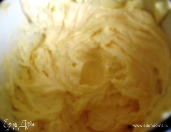 Мягкое масло взбиваем с нашей заварной массой. Крем делим на три части. В одну часть добавляем пралине, в другую-какао, а третью так и оставляем. 