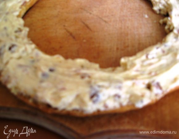 Сборка.  Наше кольцо разрезаем пополам. Нижнюю часть наполняем  кремом с пралине. Выравниваем поверхность. 