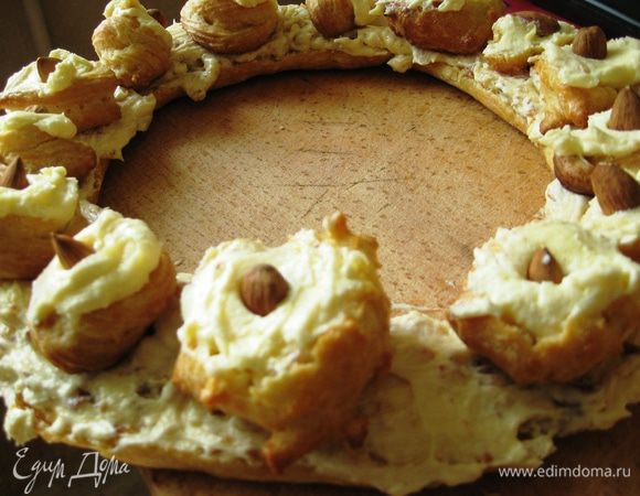 Выкладываем поверх. Теперь шоколадным кремом наполняем кондитерский шприц и красивенько заполняем оставшееся пространство. Сверху аккуратно кладем верх кольца. 