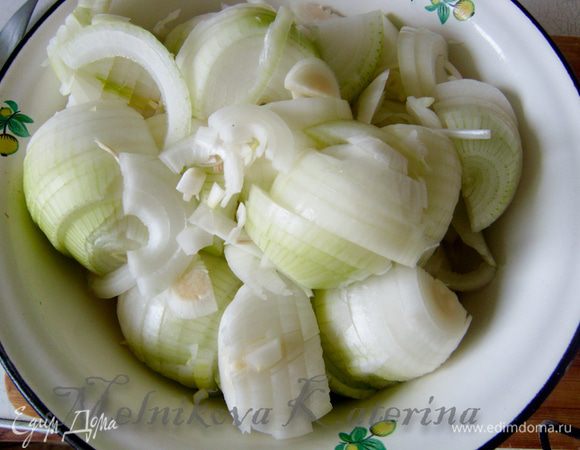 Лук очистить, нарезать полукольцами шириной примерно 2-3 мм (для того, чтобы не плакать во время нарезки лука, рекомендую после очистки помыть его под проточной холодной водой). 
