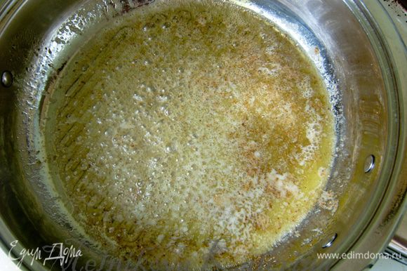 В глубокую сковороду или сотейник налить растительное масло, добавить сливочное масло, растопить. Добавить кориандр и жарить около 1 мин.