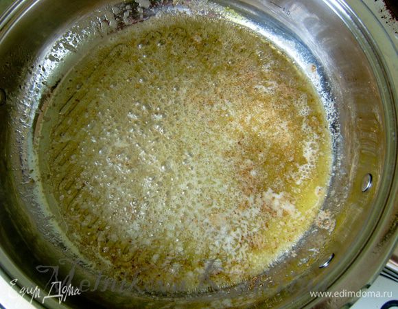 В глубокую сковороду или сотейник налить растительное масло, добавить сливочное масло, растопить. Добавить кориандр и жарить около 1 мин.