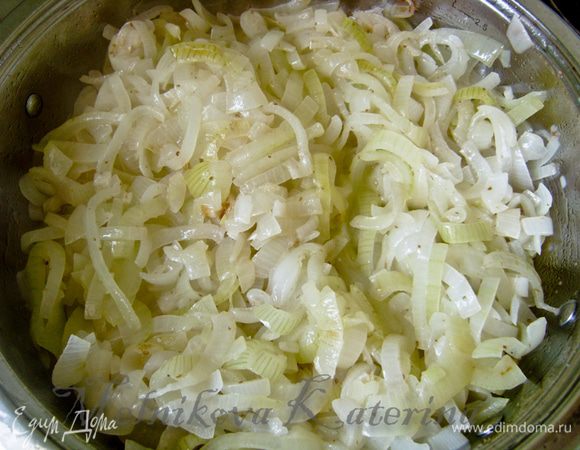 Выложить в сковороду лук и тушить несколько минут, помешивая и не давая ему ни в коем случае пригореть, иначе появится горчинка. 