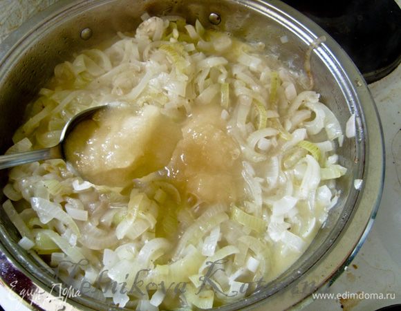 Добавить к луку мед, соль, сахар, перец, коньяк. Добавить воду и на медленном огне тушить с открытой крышкой до момента, пока лук не станет мармеладным, светло-коричневого цвета, вся жидкость должна выпариться. У меня заняло это около 1,5 часа. 