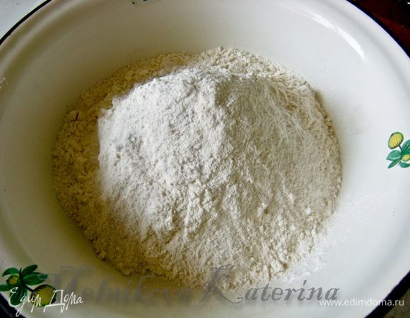 Смешать муку с разрыхлителем и солью. 