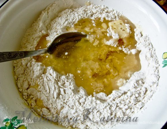 Добавить в мучную смесь сок и масло. 