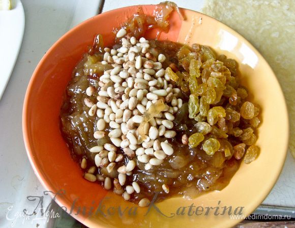 В готовый мармелад добавить подсушенные кедровые орешки, изюм, перемешать. 