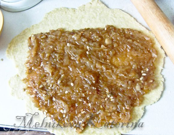  Раскатать тесто, выложить на 2/3 начинку. 