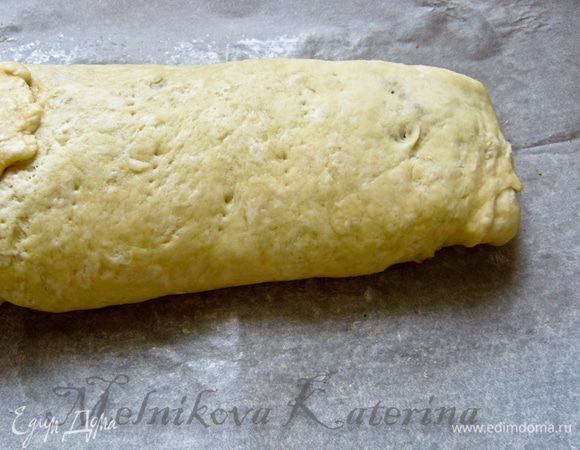 Выстелить противень бумагой для запекания, смазать сливочным маслом. Выложить рулет, наколоть вилкой. 