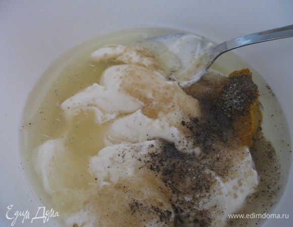 Смешиваем все ингредиенты заправки. 