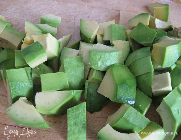 Авокадо чистим, режем кубиком, 