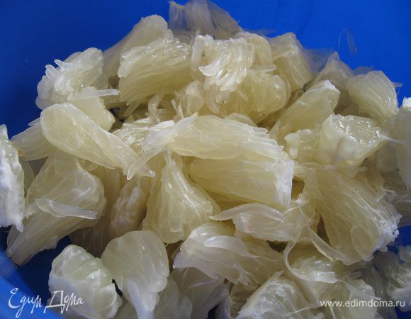 Помело очищаем, делим на дольки, снимаем пленку, режем кубиком. 